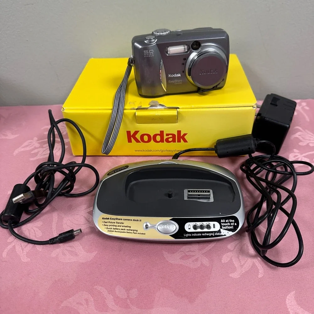 Kodak EasyShare DX4530 5.0MP Digital Camera Bundle with Dock II and Box *read